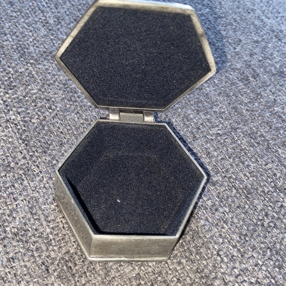 Vintage metal trunket box aprox 2” x 1” T8 - Picture 4 of 4
